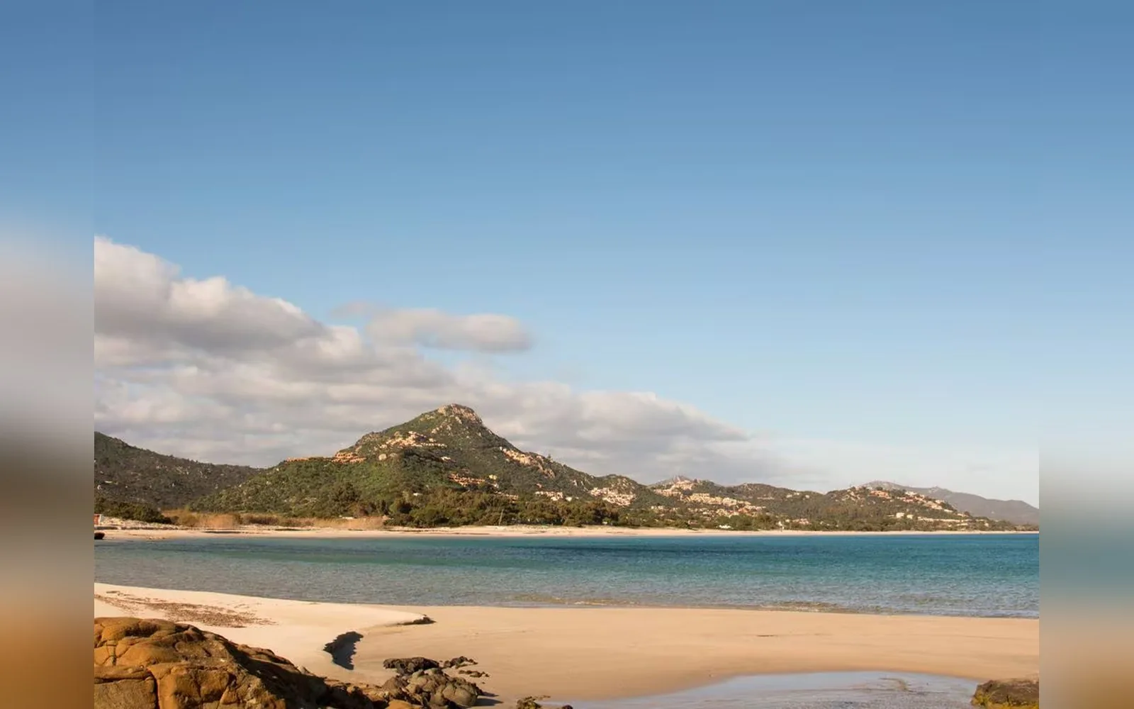 La spiaggia di Costa Rei con il promontorio sullo sfondo in una giornata serena