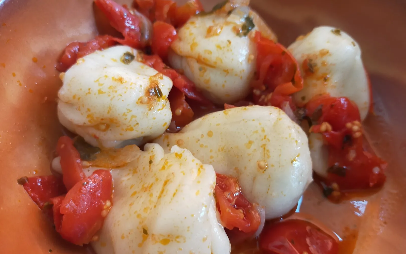 Un piatto di culurgiones conditi con pomodoro